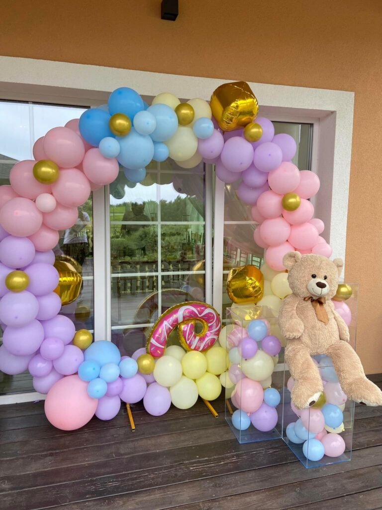 Arka su spalvotais balionais
