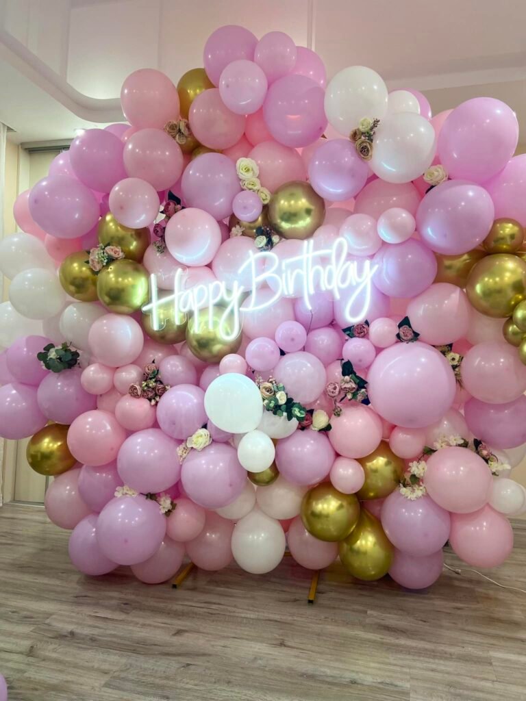 Apvali arka dekoruota balionais