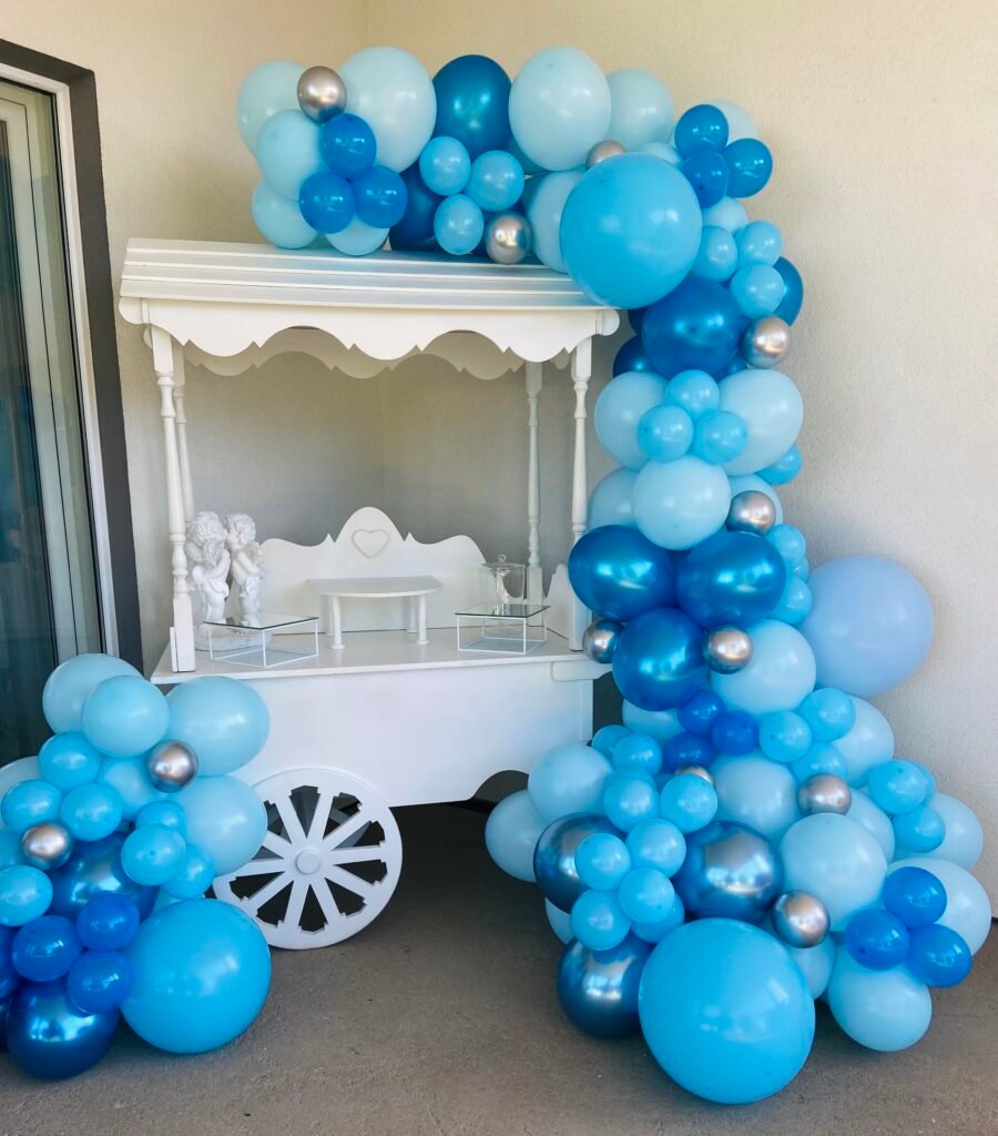 Saldus stalas su mėlynais balionais